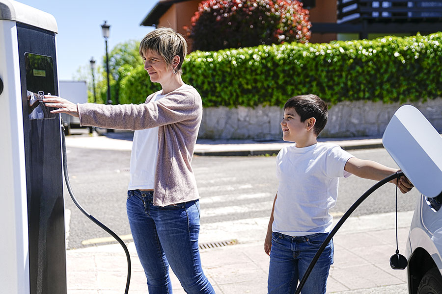 ติด EV Charger ที่บ้านดีไหม? เปรียบเทียบค่าไฟกับสถานีชาร์จ